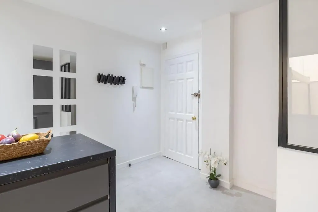 アパート Beautiful 2Br - 20 Meters From Beach - In City Center フエンヒロラ スペイン