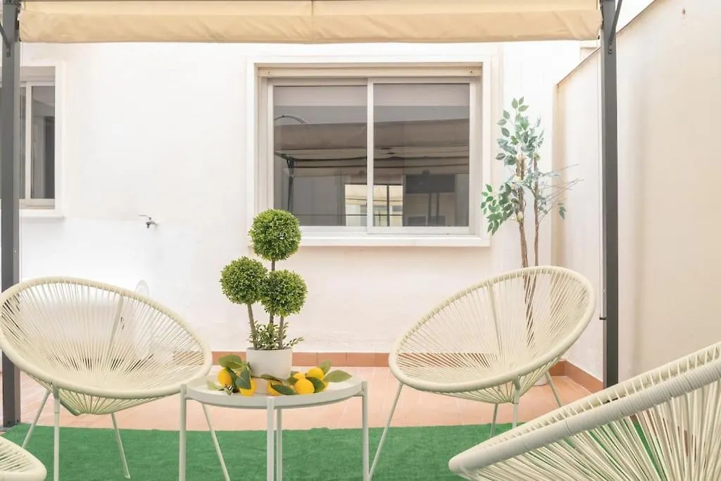 Beautiful 2Br - 20 Meters From Beach - In City Center フエンヒロラ アパート