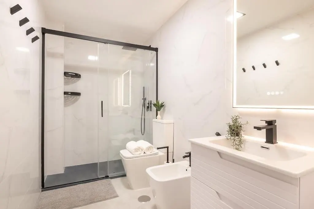 Beautiful 2Br - 20 Meters From Beach - In City Center フエンヒロラ アパート