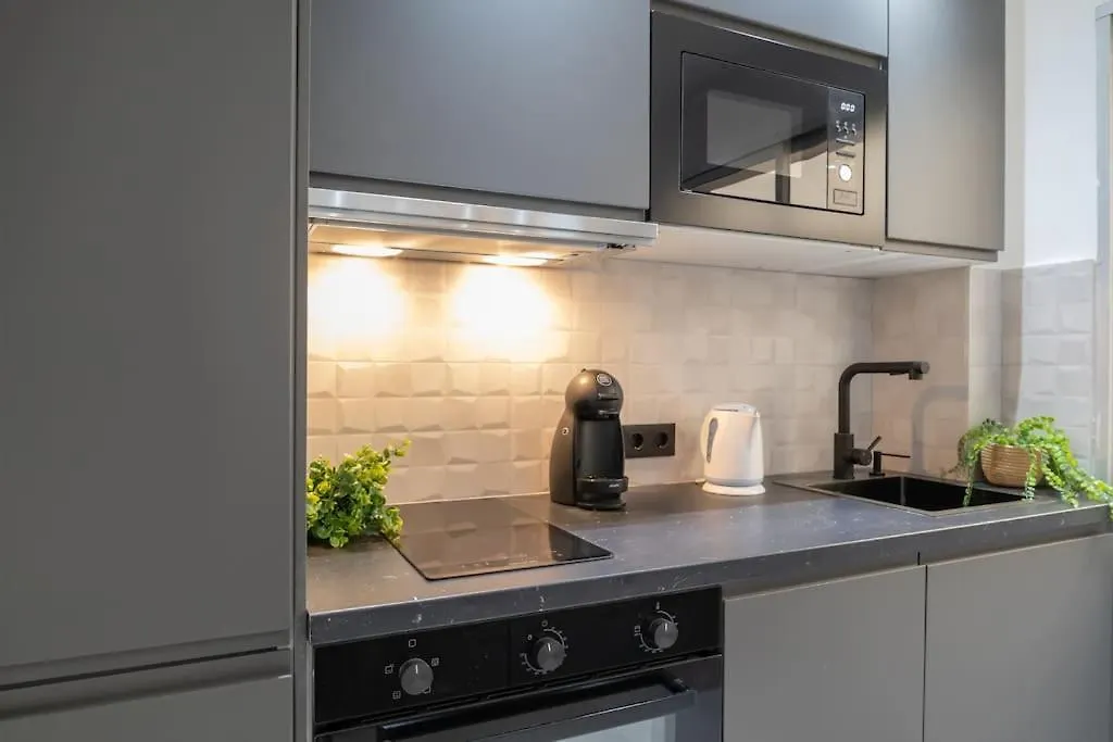 アパート Beautiful 2Br - 20 Meters From Beach - In City Center フエンヒロラ スペイン