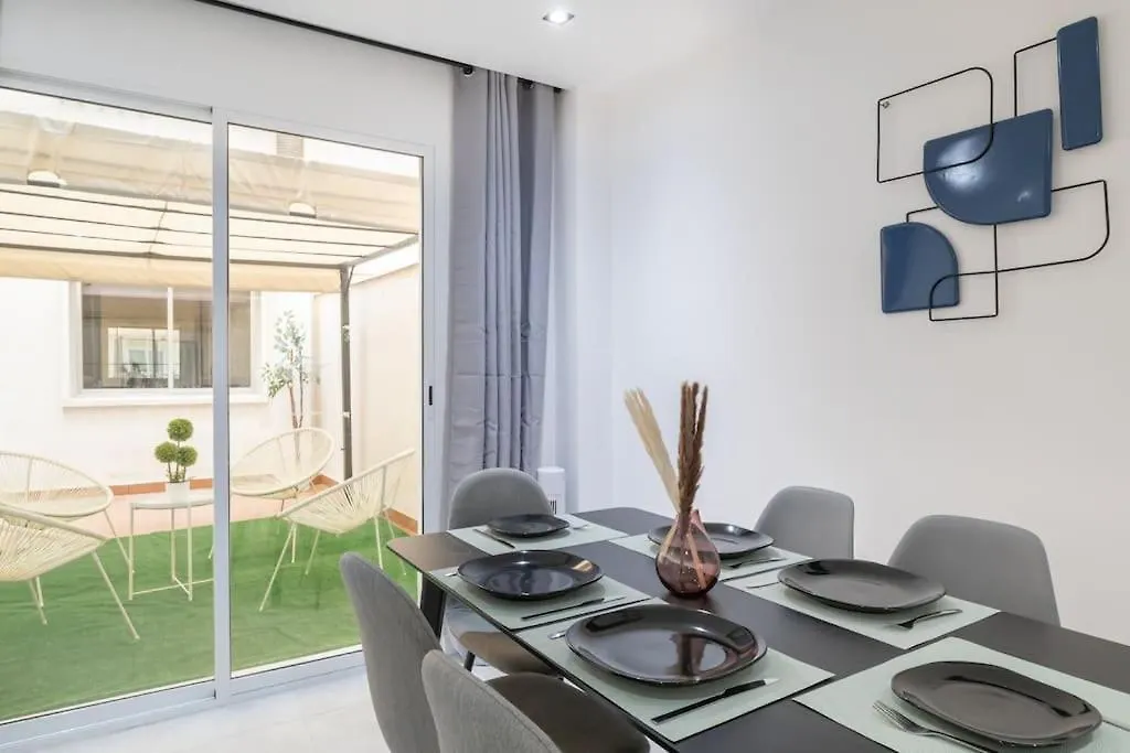 Beautiful 2Br - 20 Meters From Beach - In City Center フエンヒロラ 0*,  スペイン