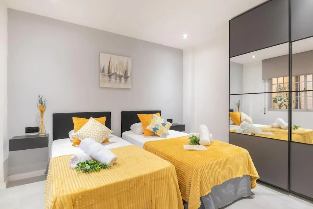 Beautiful 2Br - 20 Meters From Beach - In City Center フエンヒロラ スペイン