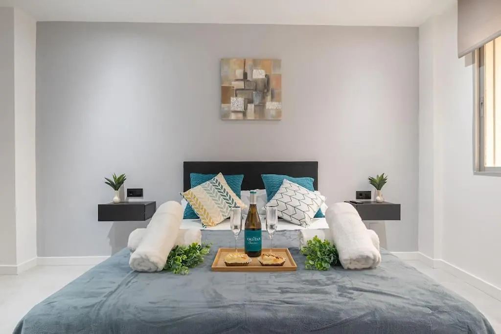 Beautiful 2Br - 20 Meters From Beach - In City Center フエンヒロラ 0*,  スペイン