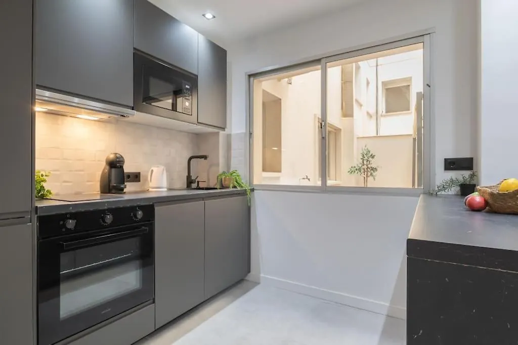 Beautiful 2Br - 20 Meters From Beach - In City Center フエンヒロラ アパート