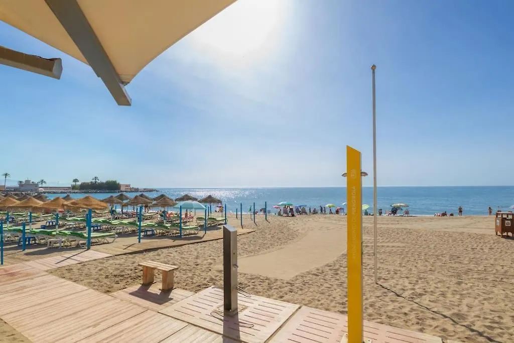 Beautiful 2Br - 20 Meters From Beach - In City Center フエンヒロラ アパート
