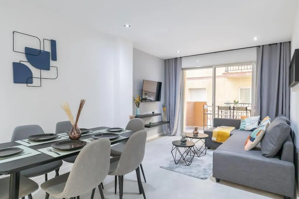 Beautiful 2Br - 20 Meters From Beach - In City Center フエンヒロラ